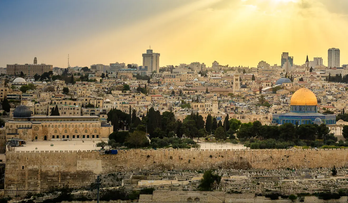 beautiful image of masjid al aqsa including the dome of the rock and the qibali masjid and the skyline view of jerusalem palestine